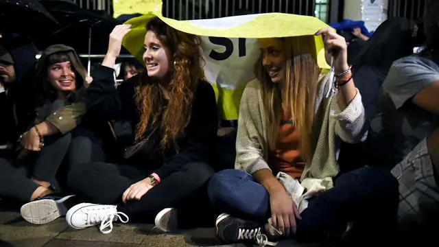 Varias personas concentradas en uno de los colegios electorales de Barcelona.. PABLO LASAOSA