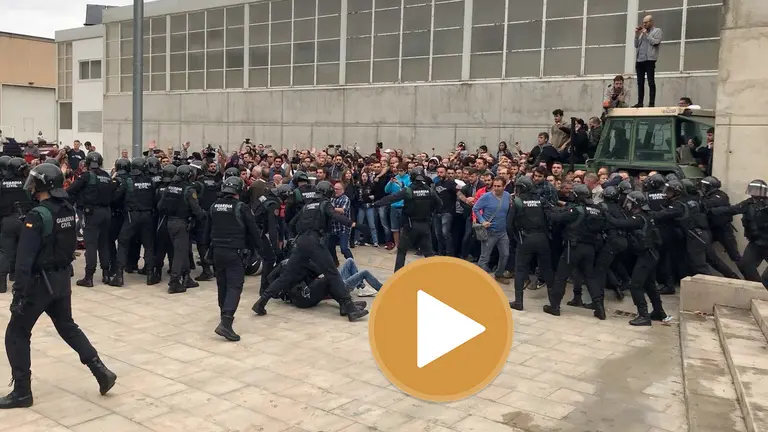 Agentes de la Guardia Civil entran en el punto de votación de Puigdemont.