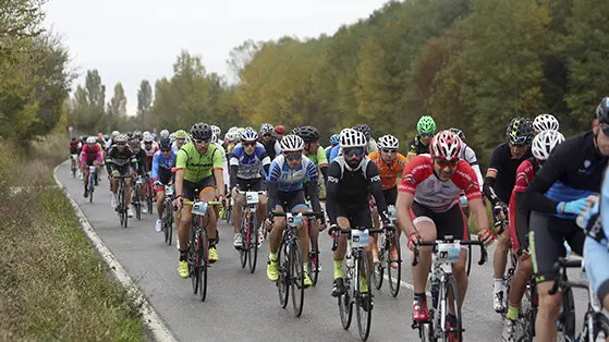 Un pelotón de ciclistas que han participado en la marcha