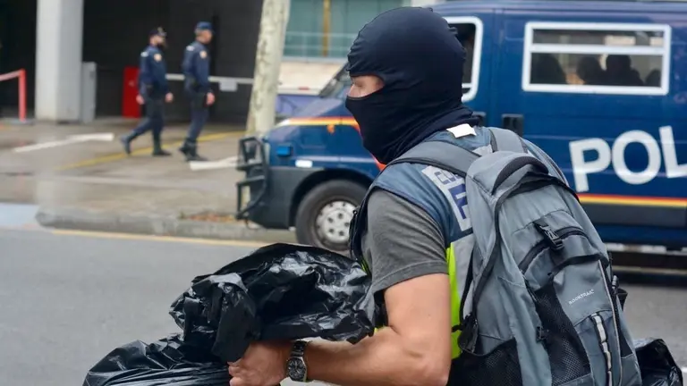 Un agente de la Policía Nacional durante la jornada del referéndum en Cataluña.