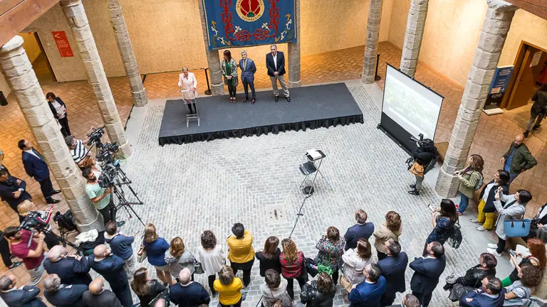 Uxue Barkos, Ainhoa Aznárez, Joseba Asiron y Alfonso Carlosena participan en la apertura del programa de celebración del 30 aniversario de la UPNA. IÑIGO ALZUGARAY