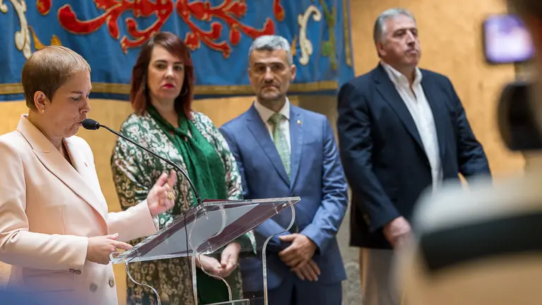 Uxue Barkos, Ainhoa Aznárez, Joseba Asiron y Alfonso Carlosena participan en la apertura del programa de celebración del 30 aniversario de la UPNA. IÑIGO ALZUGARAY
