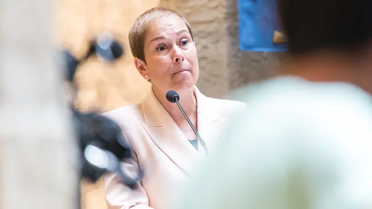 Uxue Barkos, Ainhoa Aznárez, Joseba Asiron y Alfonso Carlosena participan en la apertura del programa de celebración del 30 aniversario de la UPNA. IÑIGO ALZUGARAY