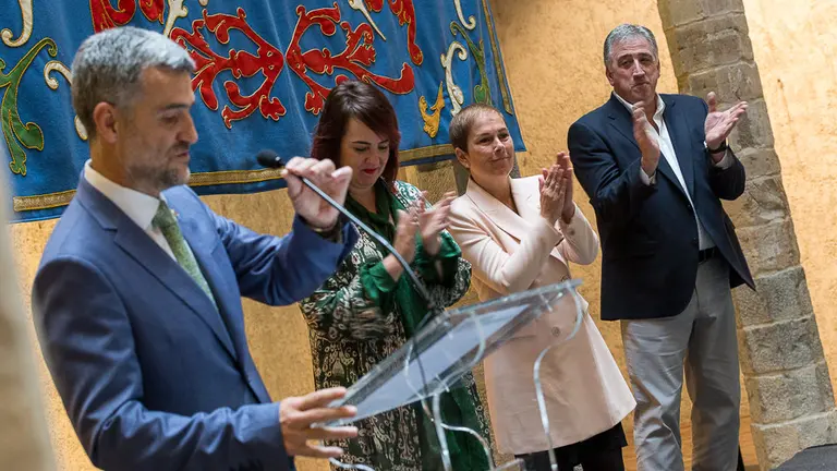 Uxue Barkos, Ainhoa Aznárez, Joseba Asiron y Alfonso Carlosena participan en la apertura del programa de celebración del 30 aniversario de la UPNA. IÑIGO ALZUGARAY