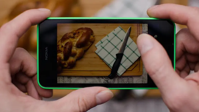 Una persona fotografía con su teléfono móvil un pastel recién horneado ARCHIVO