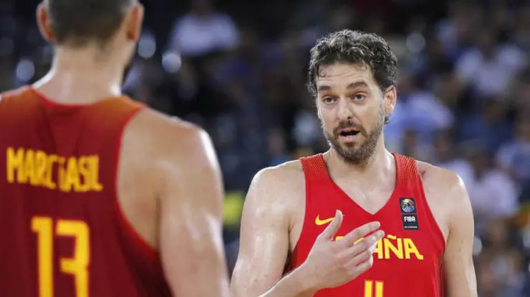 Los hermanos Gasol con la camiseta de España. Efe.
