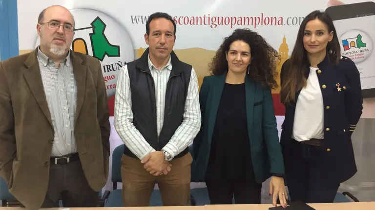 De izquierda a derecha, Carlos Albillo y Pablo Goñi, gerente y presidente de la asociación de comerciantes del Casco Antiguo; y Amaya Villanueva y Araceli Rodríguez, del Ensanche
