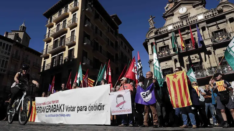 Los sindicatos ELA, LAB, ESK, Steilas, EHNE, Hiru y Etxalde se han concentrado este mediodía en la plaza del Ayuntamiento de Pamplona para mostrar su solidaridad con Cataluña. Encabezados por una pancarta, en euskera y castellano en favor de Cataluña y de &#34;votar para decidir&#34;, se han congregado varios cientos de personas que portaban banderas de los sindicatos, junto con alguna ikurriña y bandera estelada, y han coreado consignas como &#34;independentzia&#34; (independencia), &#34;hau ez da demokrazia&#34; (esto no es democracia) o &#34;fuera las fuerzas de ocupación&#34;. EFE/Jesús Diges
