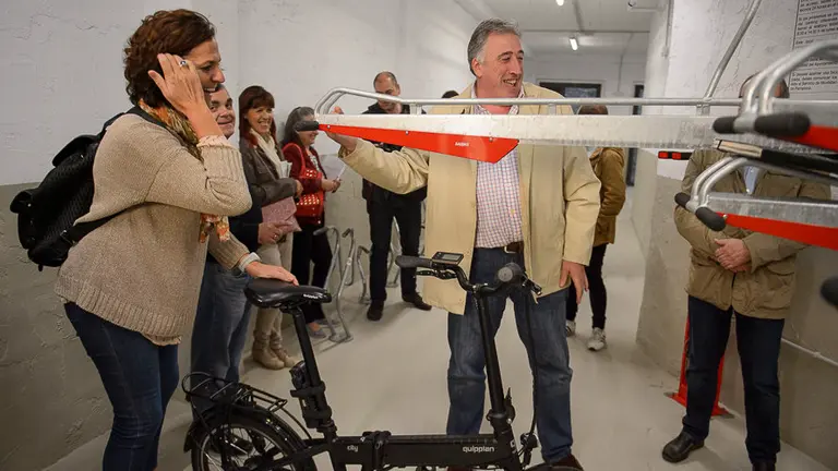 Asirón, Cuenca y la Comisión de Urbanismo de Pamplona visitan el aparcamiento de bicis en Descalzos. PABLO LASAOSA (5)