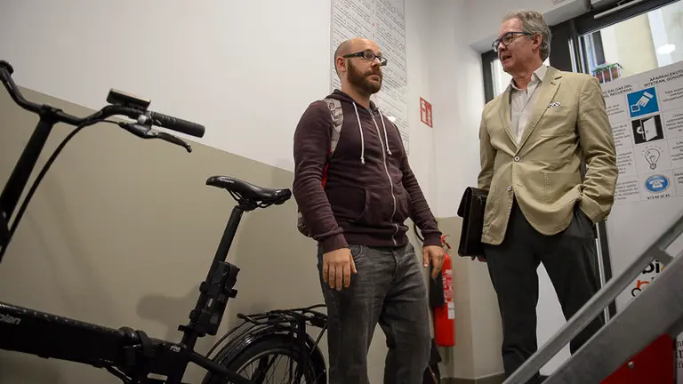 Asirón, Cuenca y la Comisión de Urbanismo de Pamplona visitan el aparcamiento de bicis en Descalzos. PABLO LASAOSA (8)