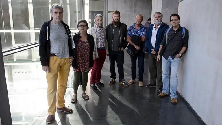 La comisión parlamentaria de Relaciones Ciudadanas e Institucionales se reúne con la organización Fosas del Perdón. PABLO LASAOSA 01