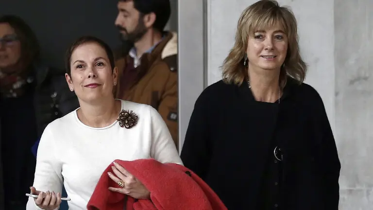 GRA393. PAMPLONA (NAVARRA) 15/11/2016.- La presidenta del Gobierno de Navarra Uxue Barkos (i) y la consejera de Relaciones Ciudadanas Ana Ollo (d), antes de su comparecencia hoy en comisión parlamentaria para abordar la agresión sufrida por dos agentes de la Guardia Civil y sus parejas el día 15 de octubre en Alsasua. EFE/Jesús Diges