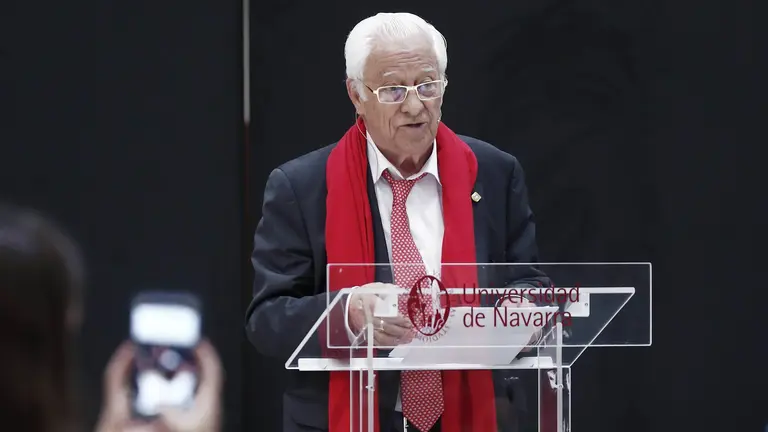 GRA201 PAMPLONA, 04/10/2017.- El padre Ángel, fundador de la ONG Mensajeros de la Paz, ha cuestionado la "falta de voluntad política de los gobiernos" respecto a las personas refugiadas, al tiempo que ha puesto en valor la solidaridad que existe en la sociedad española, pese a que los "agoreros" dicen que "todo está mal". "Nunca en la historia de la humanidad hubo tanto solidaridad" ha sostenido en la conferencia que ha ofrecido dentro de las jornadas de solidaridad "Solidariun 17", que se celebran en la Universidad de Navarra. EFE/Jesús Diges