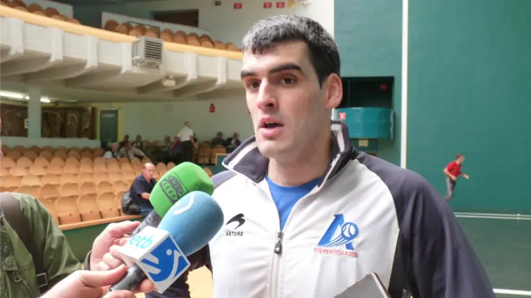 El pelotari navarro Joseba Ezkurdia ante los periodistas en el frontón Labrit. Navarra.com