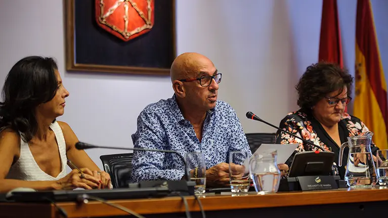 El presidente de Afapna, Juan Carlos Laboreo, en la sesión de trabajo en el Parlamento sobre las listas de contratación del Servicio Navarro de Salud. MIGUEL OSÉS (4)