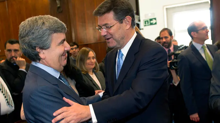 El ministro de Justicia, Rafael Catalá (d), saluda al magistrado y vocal del Consejo General del Poder Judicial Juan manuel Fernández, en la Universidad de Navarra donde ha pronunciado hoy la conferencia titulada &#34;Una Justicia en transformación: realidades y desafíos&#34;, dentro de los actos de conmemoración del día de San Raimundo de Peñafort, patrón de la Facultad de Derecho de la institución académica, EFE/Villar López