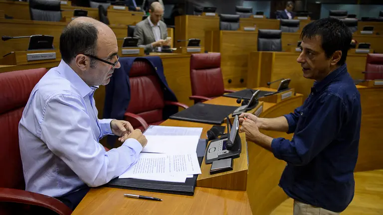 Manu Ayerdi habla con Carlos Couso, de Podemos. PABLO LASAOSA