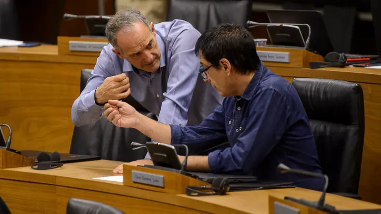 Adolfo Araiz habla con el parlamentario de Podemos, Carlos Couso. PABLO LASAOSA