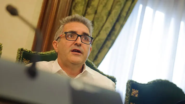 Alberto Labarga, de Aranzadi, en su último Pleno como concejal en el Ayuntamiento de Pamplona. MIGUEL OSÉS (3)