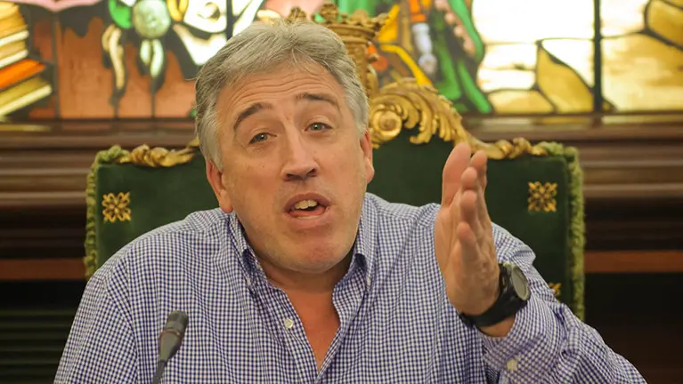 El alcalde de Pamplona, Joseba Asirón, durante el pleno del ayuntamiento de Pamplona. MIGUEL OSÉS (7)