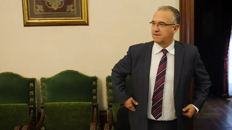 El concejal de UPN, Enrique Maya, durante un Pleno del Ayuntamiento de Pamplona. MIGUEL OSÉS