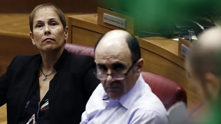 GRA077 PAMPLONA, 05/10/2017.- La presidenta del Gobierno de Navarra, Uxue Barkos, escucha la intervención de la portavoz del grupo parlamentario del PSN, María Chivite, durante la sesión de control al Gobierno en la que, entre otras cuestiones, Barkos debe responder a sendas preguntas de UPN y PSN sobre el proyecto de Ley de Policías. EFE/Jesús Diges