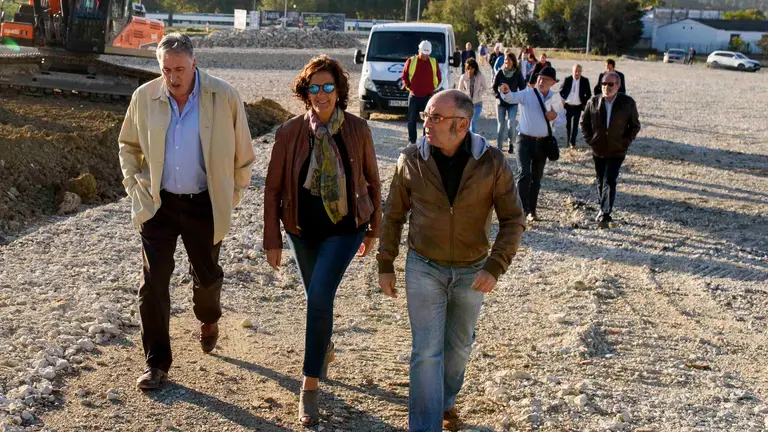 El alcalde, Joseba Asirón, la edil de Geroa Bai, Itziar Gómez, y el concejal de Vivienda, Joxe Abaurrea, visitan unas obras en Pamplona PABLO LASAOSA