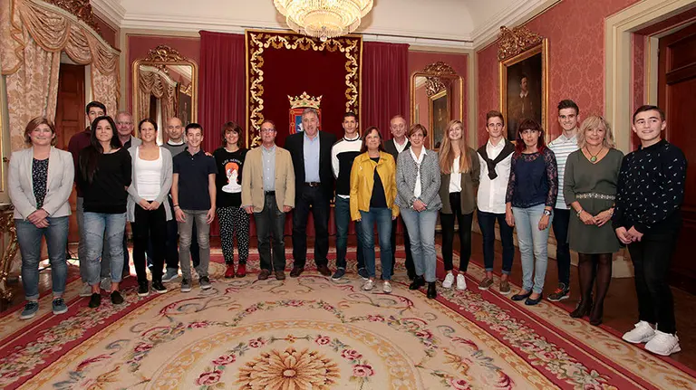 El consistorio pamplonés reconoce a patinadores navarros internacionales