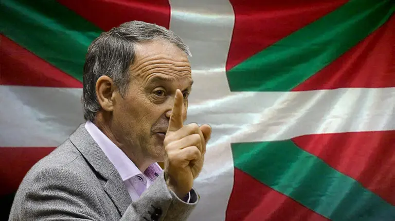 El portavoz de Bildu en el Parlamento de Navarra, Adolfo Araiz, junto a la imagen de una ikurriña NAVARRACOM