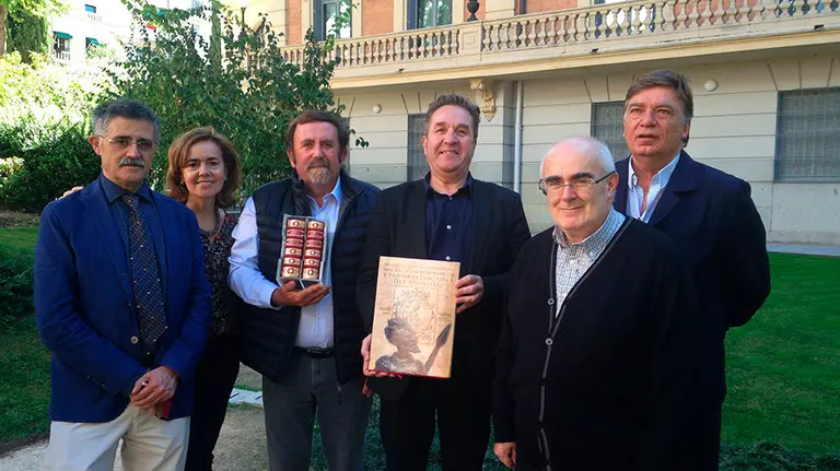 Los miembros del jurado, junto con la obra premiada