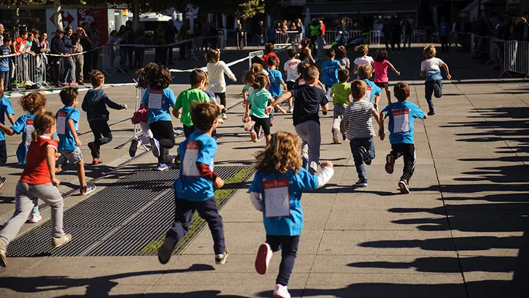 Carrera por el día europeo del autismo en la plaza del castillo. MIGUEL OSÉS_3