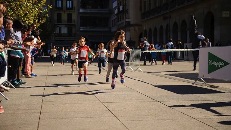Carrera por el día europeo del autismo en la plaza del castillo. MIGUEL OSÉS_4