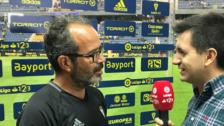 Álvaro Cervera entrena al Cádiz. Twitter.