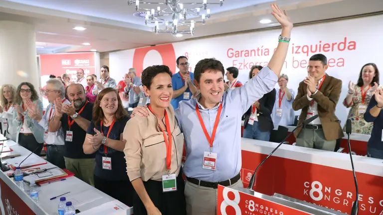 GRA143. SAN SEBASTIÁN, 07/10/2017.- El nuevo secretario general, Eneko Andueza (d), y la líder socialista en Navarra, María Chivite (i), durante la clausura del congreso del PSE-EE de Gipuzkoa celebrado hoy en San Sebastián. EFE/Juan Herrero