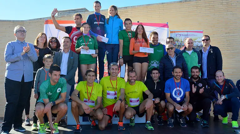 Foto de familia final de los organizadores, patrocinadores y ganadores de la II Carrera de Empresas por la Innovación