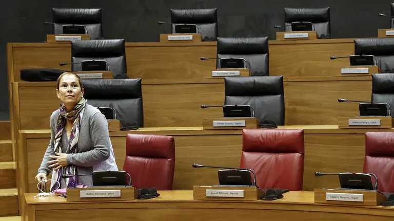 La presidenta del Gobierno de Navarra Uxue Barkos en su escaño del salón de plenos. EFE/Jesús Diges