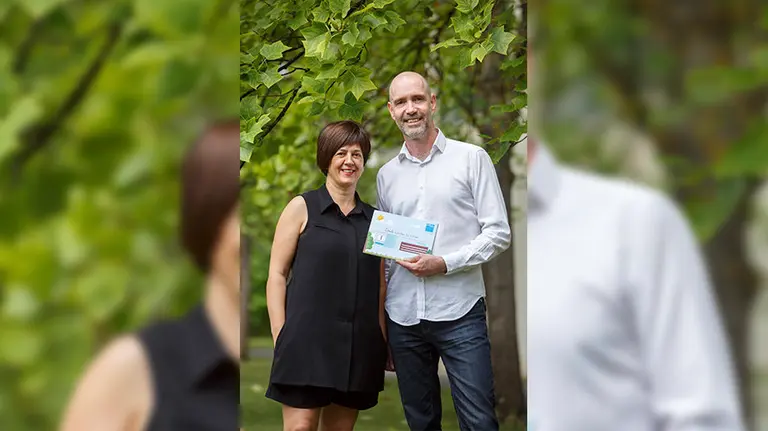 Los investigadores Marga Herrero y Mark Beyebach.