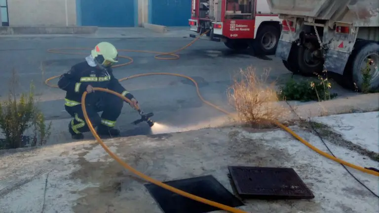 Fuego en una arqueta en el polígono de Beriáin.