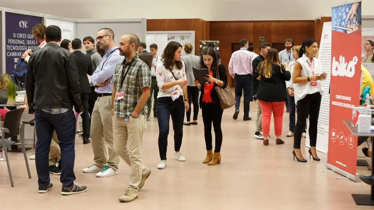 Estudiantes en el X Encuentro de Empleo y Emprendimiento de la UPNA.