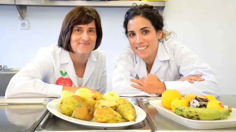 Susana Santiago y Elena Gascón, autoras del decálogo sobre cómo interpretar correctamente las etiquetas de los productos, impulsado por la Universidad de Navarra.