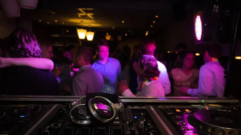 Mesa de mezclas de una discoteca durante una fiesta.