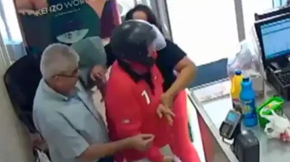 Una mujer con un bolso y un jubilado reducen a un atracador armado en una perfumería de Sevilla.