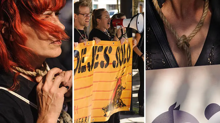 Concentración de antitaurinos en la Plaza de España de Lodosa para pedir la abolición del toro con soga MIGUEL OSÉS