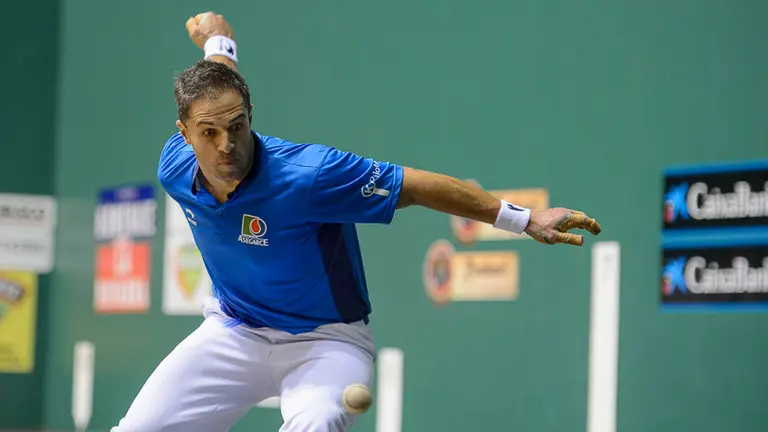 Oinatz Bengoetxea y Aimar Olaizola se enfrentan en partido de la liguilla de cuartos de final del Campeonato del Cuatro y Medio. PABLO LASAOSA 04