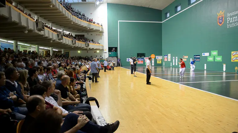 Oinatz Bengoetxea y Aimar Olaizola se enfrentan en partido de la liguilla de cuartos de final del Campeonato del Cuatro y Medio. PABLO LASAOSA 09