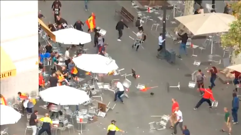 Enfrentamiento entre 'ultras'  en Plaza Cataluña