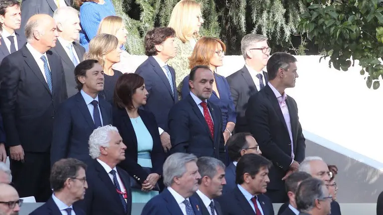 Javier Esparza, presidente de UPN, junto al secretario general del PSOE, Pedro Sánchez, durante el desfile militar del Día de la Hispanidad.