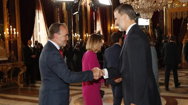 Javier Esparza, presidente de UPN, saluda al rey Felipe VI en el besamanos posterior al desfile militar del Día de la Hispanidad.