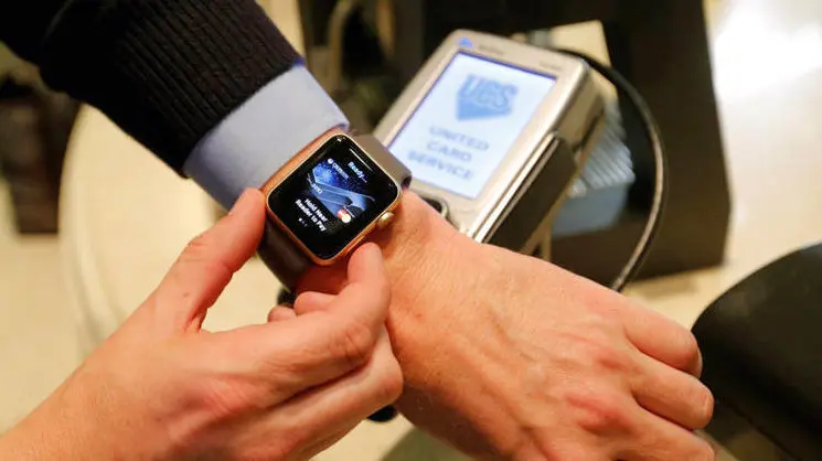Un hombre paga gracias a su reloj de última genración