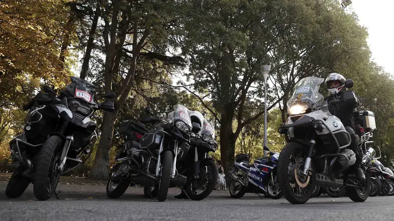 GRA262. PAMPLONA, 14/10/2017.- Un motorista llega al parque Antoniuti de Pamplona tras participar en la IV edición de la "Navarider day", prueba no competitiva que se organiza para disfrutar de la experiencia del motor, de los paisajes y de la gastronomía de la Comunidad foral. EFE/Jesús Diges